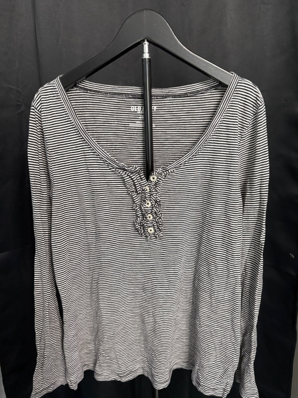 🖤Old Navy Black and White Striped Long Sleeve wHenley🖤